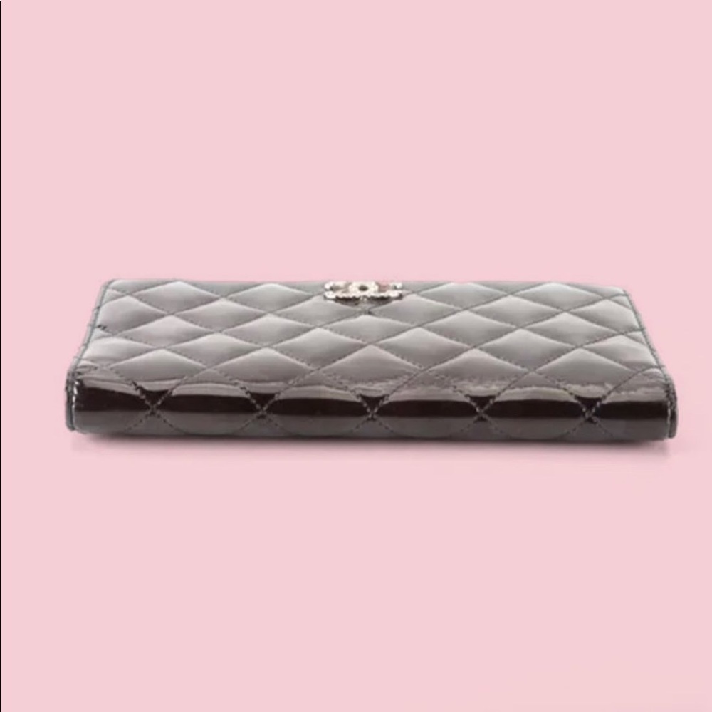 Chanel CC Yen Wallet in Quilted Patent Leather - Picture 4 of 12